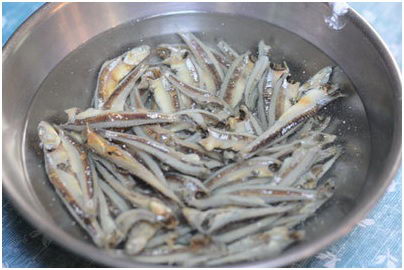 Braised Anchovy Fish with Star Fruit Recipe (Cá Cơm Kho Khế)