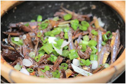 Braised Anchovy Fish with Star Fruit Recipe (Cá Cơm Kho Khế)