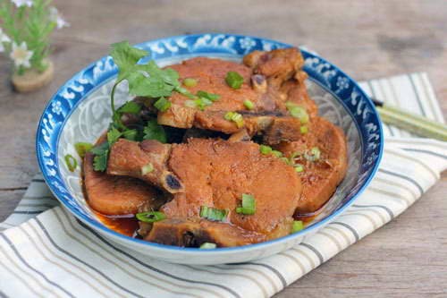 Caramelized Pork Ribs with Soy Bean - Sườn Cốt Lết Rim Xì Dầu