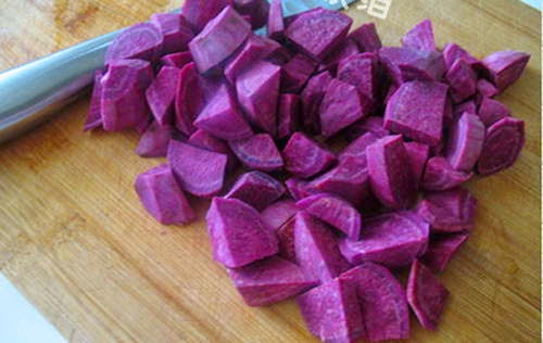 One hot Purple Yam Sweet Soup (Chè Khoai Lang Tím)