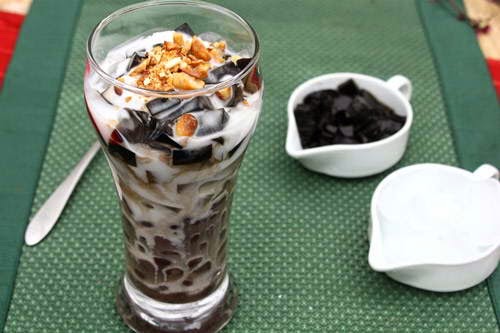  Vietnamese Red Bean with Black and White Agar Dessert